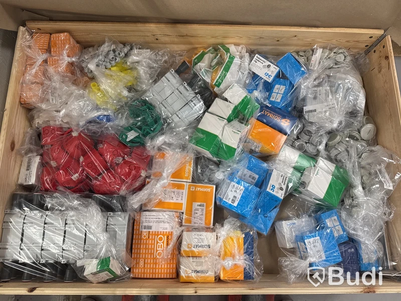Pall med diverse produkter för hantverkaren eller hemmafixaren