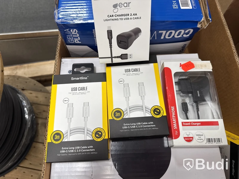 Diverselåda med stekplatta, USB-kablar, laddare och fläkt