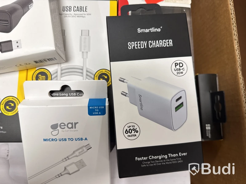 Diverselåda med stekplatta, USB-kablar, laddare och fläkt