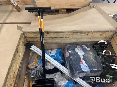Pall med diverse produkter för hantverkaren eller hemmafixaren