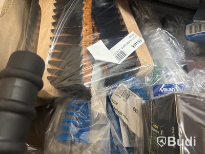 Pall med diverse produkter för hantverkaren eller hemmafixaren