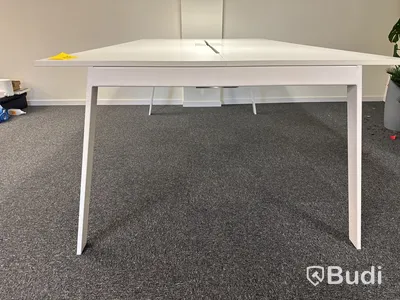 Stort konferensbord med stålben och kabeluttag