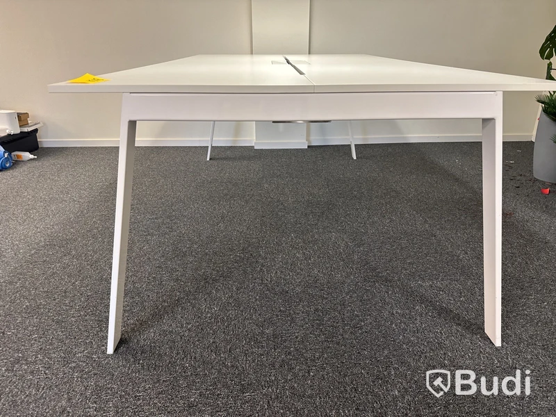 Stort konferensbord med stålben och kabeluttag
