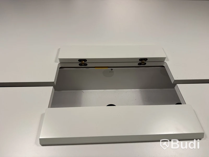Stort konferensbord med stålben och kabeluttag