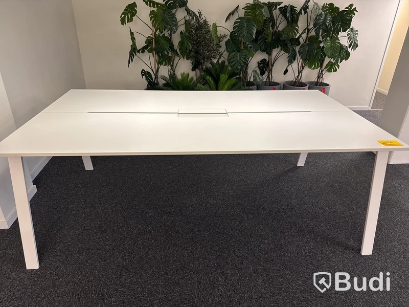 Stort konferensbord med stålben och kabeluttag