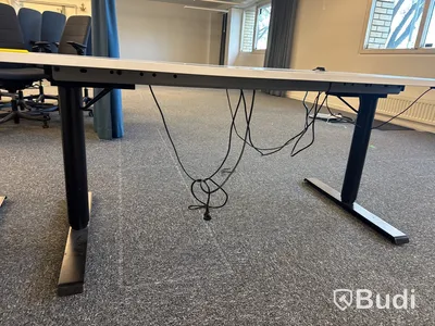 3 st. Kinnarps höj- och sänkbara skrivbord samt en lådhurts