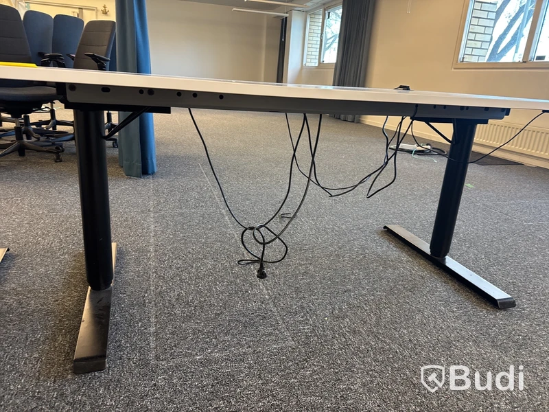 3 st. Kinnarps höj- och sänkbara skrivbord samt en lådhurts
