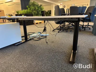 3 st. Kinnarps höj- och sänkbara skrivbord samt en lådhurts