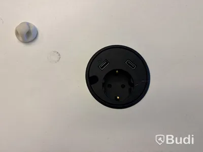 3 st. Kinnarps höj- och sänkbara skrivbord samt en lådhurts