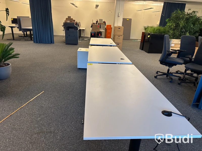 3 st. Kinnarps höj- och sänkbara skrivbord samt en lådhurts
