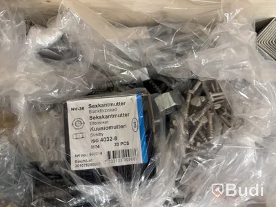 Pall med diverse produkter för hantverkaren eller hemmafixaren