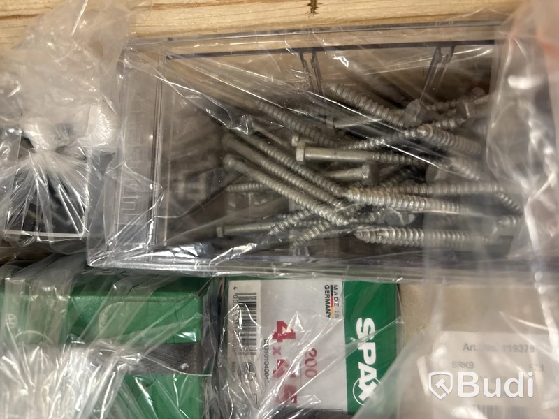 Pall med diverse produkter för hantverkaren eller hemmafixaren