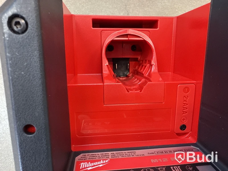 Radio Milwaukee M12 med laddare DAB+