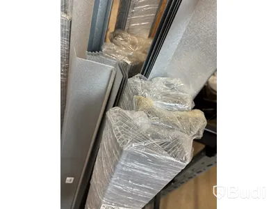 Parti med aluminium plåtar, olika storlekar