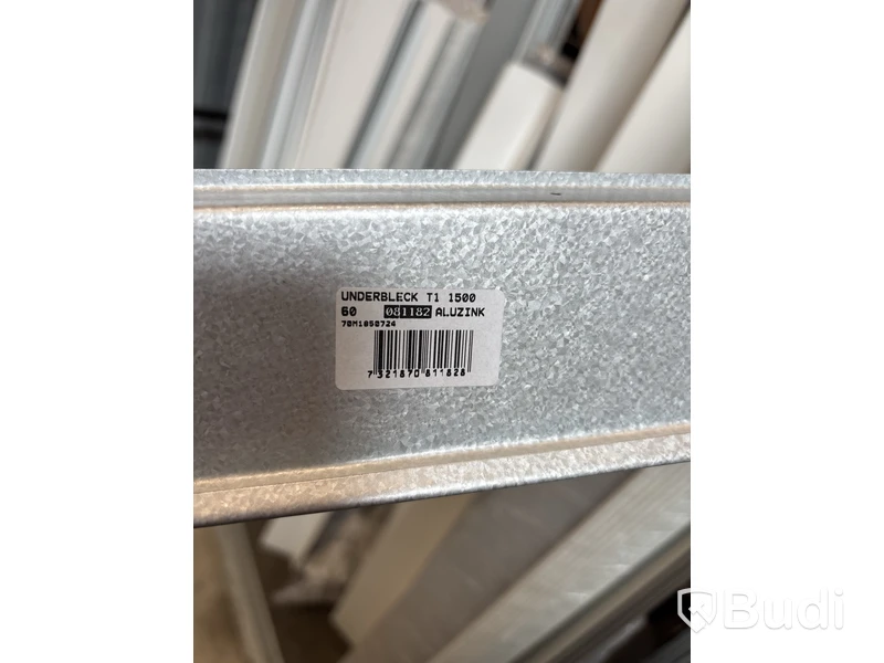 Parti med aluminium plåtar, olika storlekar