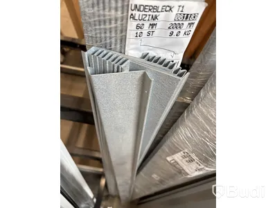 Parti med aluminium plåtar, olika storlekar