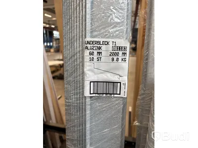 Parti med aluminium plåtar, olika storlekar