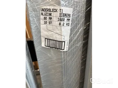 Parti med aluminium plåtar, olika storlekar