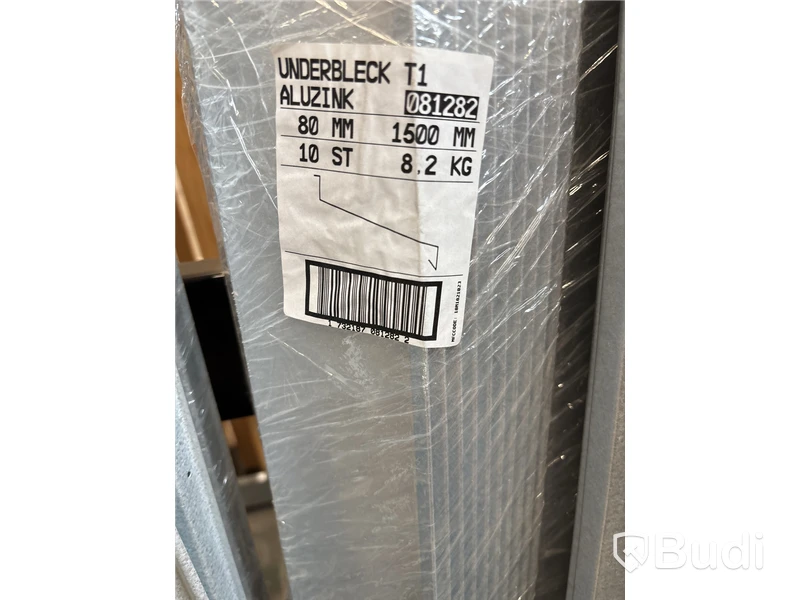 Parti med aluminium plåtar, olika storlekar