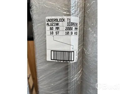 Parti med aluminium plåtar, olika storlekar