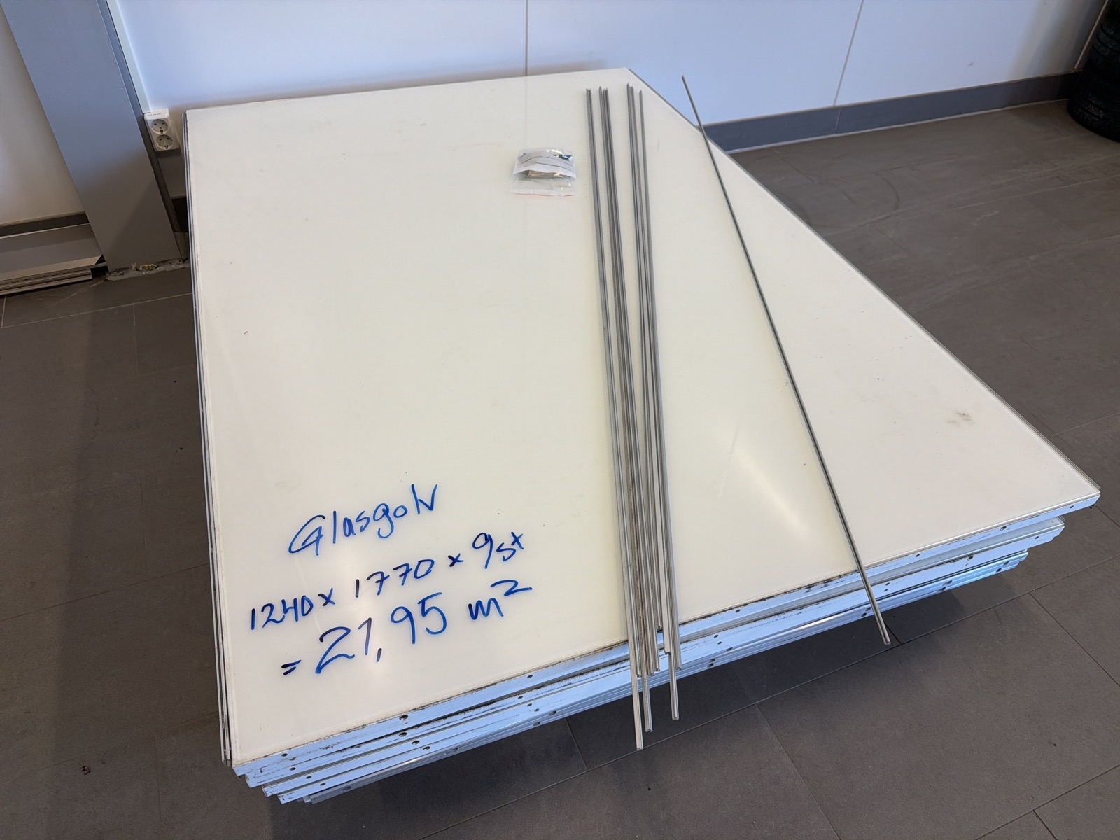 Glasgolv ca 22 m² – aluminiumprofiler