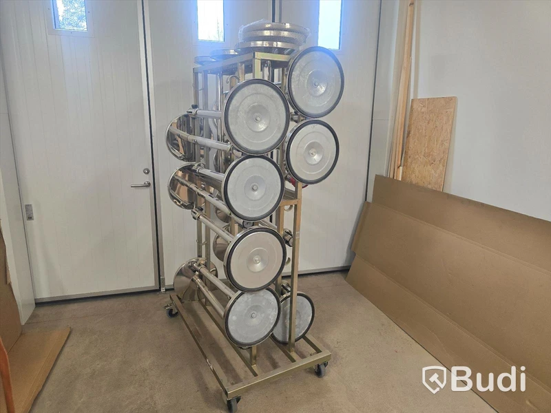 Parti med avspärrningsstolpar.