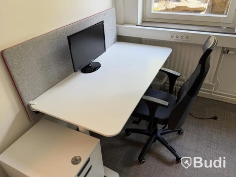 Kontorsarbetsplats, elektriskt höj- och sänkbart skrivbord, kontorsstol, bildskärm, hurts, ljudabsorberande skrivbordsskärm, papperskorg, oljefyllt element