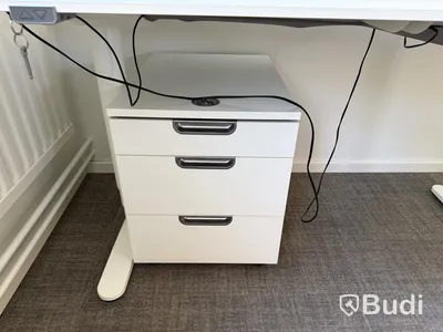 Elektriskt höj- och sänkbart skrivbord med låsbar hurts