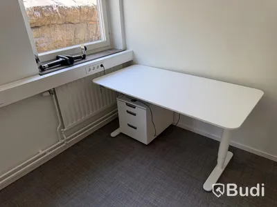 Elektriskt höj- och sänkbart skrivbord med låsbar hurts