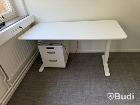 Elektriskt höj- och sänkbart skrivbord med låsbar hurts