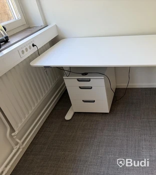 Elektriskt höj- och sänkbart skrivbord med låsbar hurts