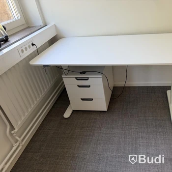 Elektriskt höj- och sänkbart skrivbord med låsbar hurts