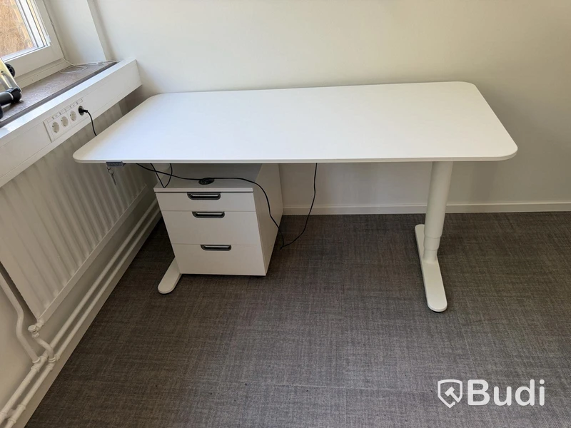 Elektriskt höj- och sänkbart skrivbord med låsbar hurts
