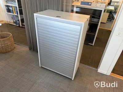 3 electric height-adjustable desks, 2 drawer units, monitors and accessories