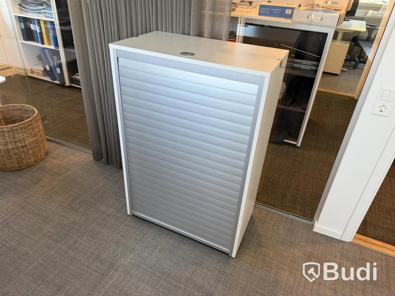 3 electric height-adjustable desks, 2 drawer units, monitors and accessories