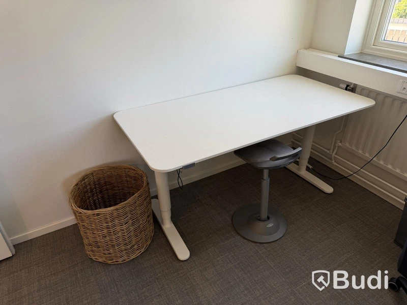 3 electric height-adjustable desks, 2 drawer units, monitors and accessories