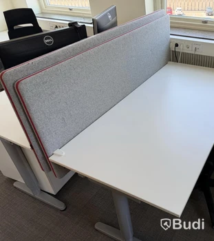 3 st elektriska höj- och sänkbara skrivbord, 2 hurtsar, bildskärmar och tillbehör