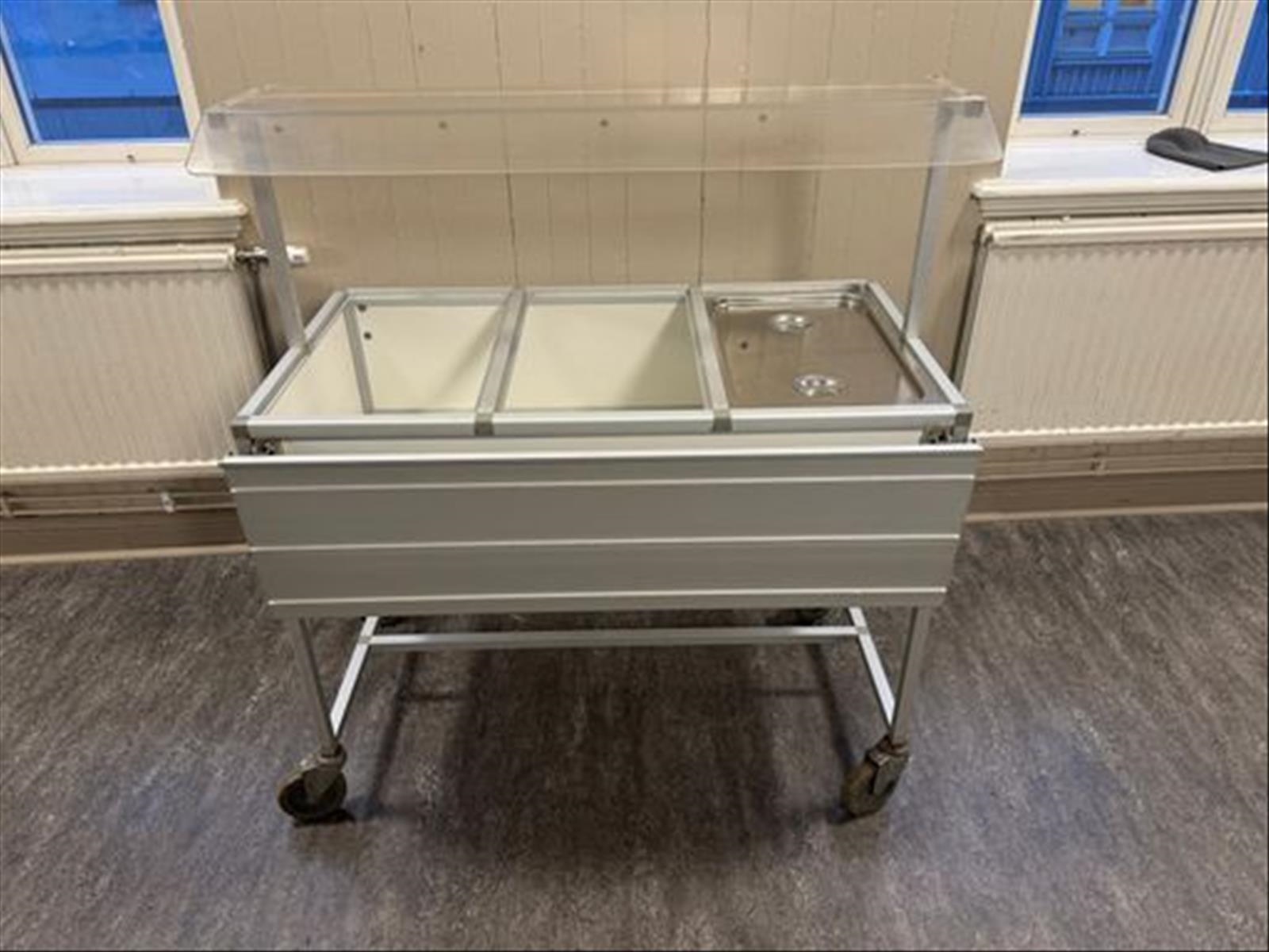 Salladsserveringsdisk på hjul