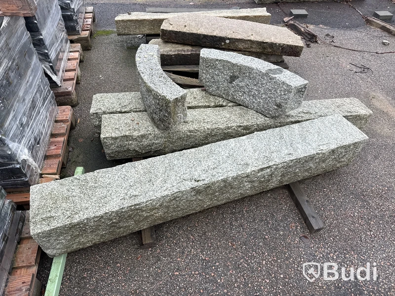 Stort parti marksten, skiffer, gatsten, gravstensmaterial etc.