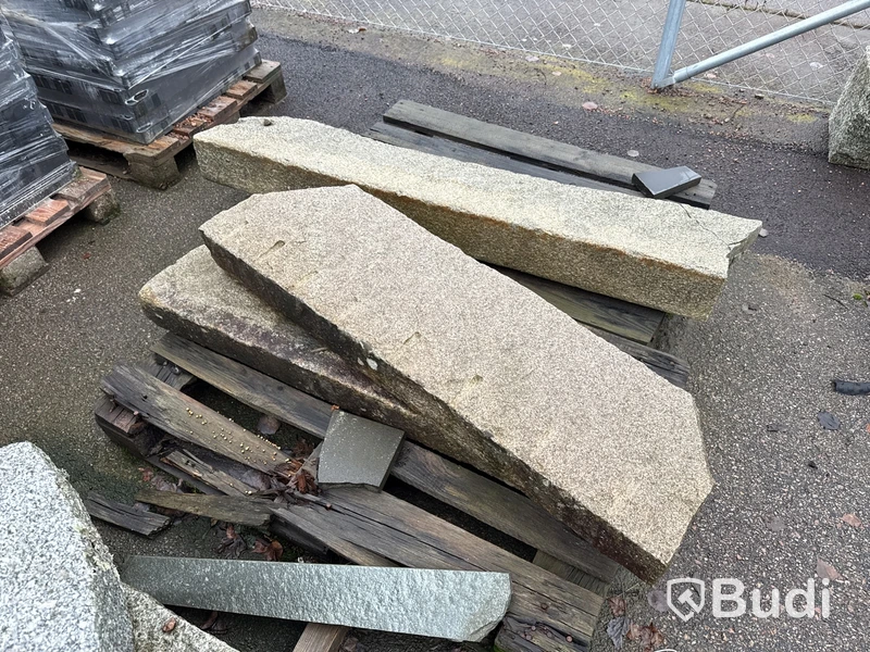 Stort parti marksten, skiffer, gatsten, gravstensmaterial etc.