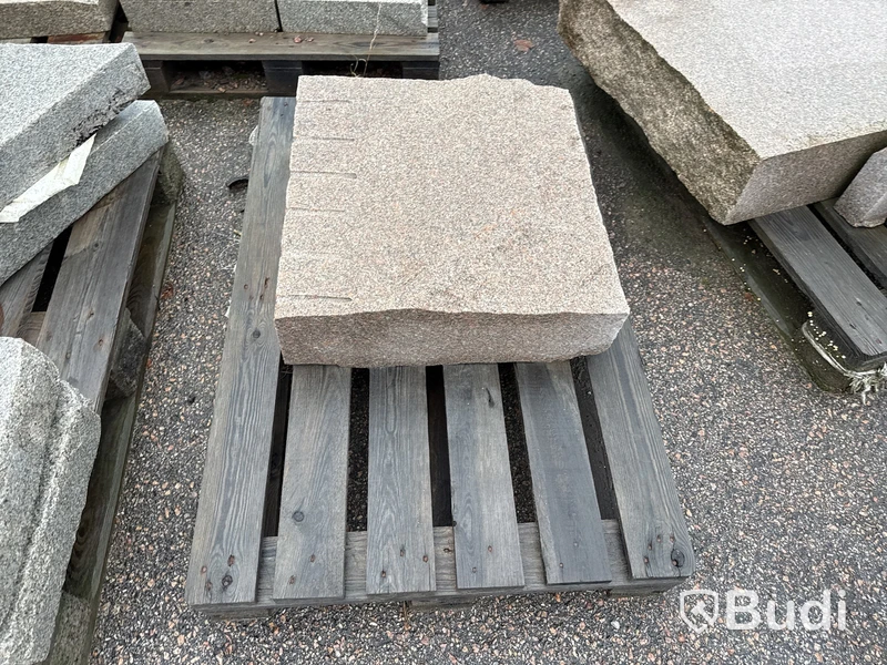 Stort parti marksten, skiffer, gatsten, gravstensmaterial etc.