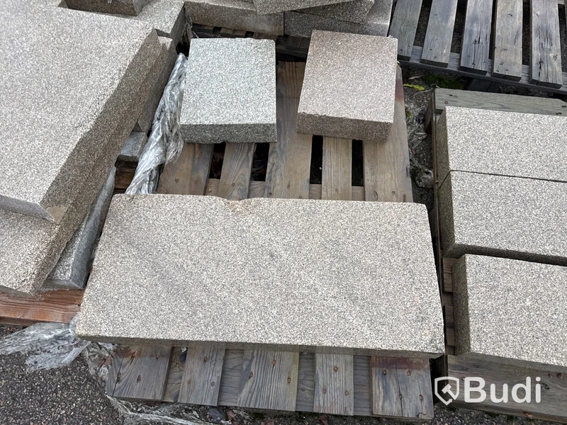 Stort parti marksten, skiffer, gatsten, gravstensmaterial etc.