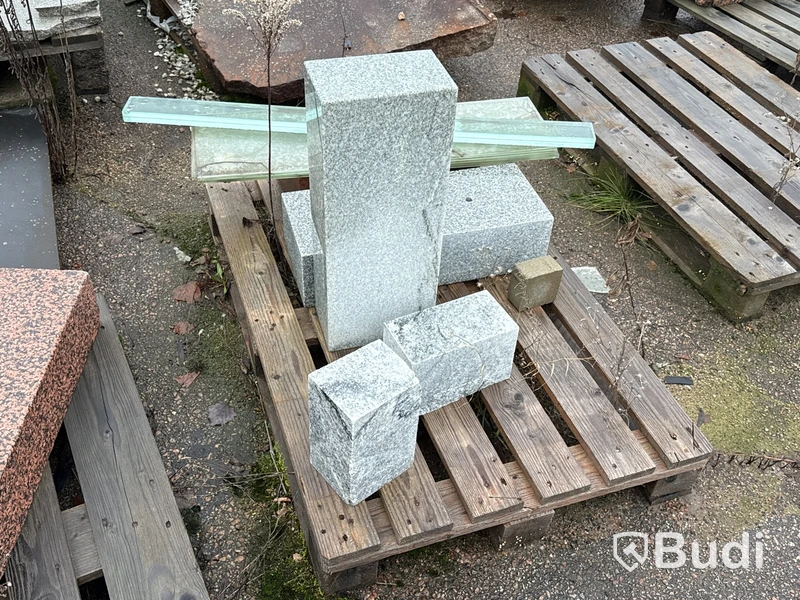 Stort parti marksten, skiffer, gatsten, gravstensmaterial etc.