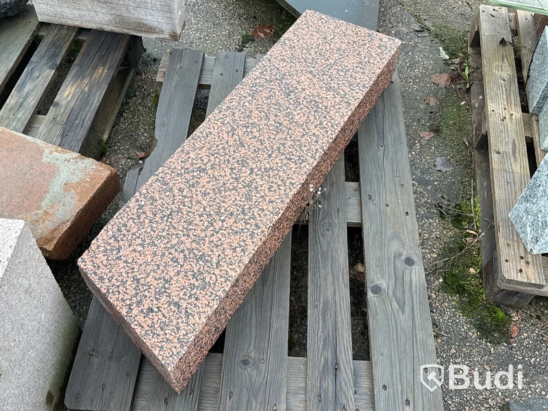 Stort parti marksten, skiffer, gatsten, gravstensmaterial etc.