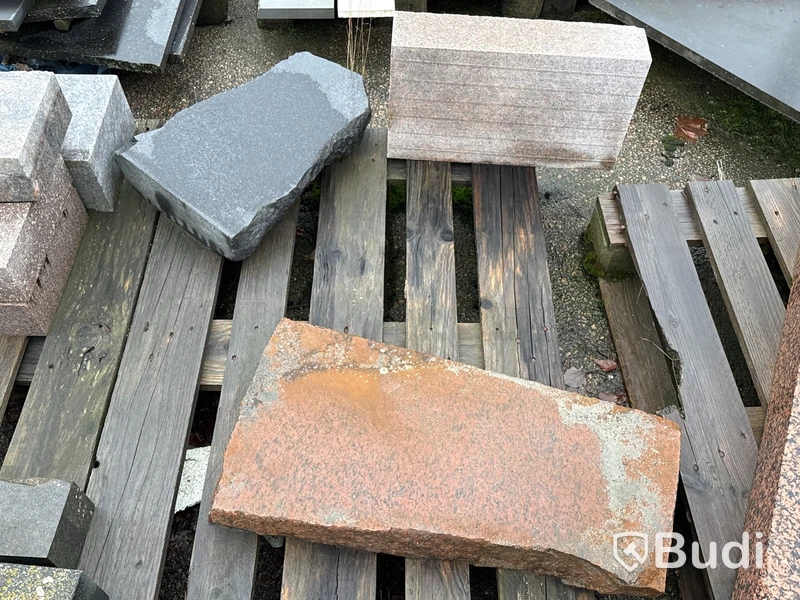 Stort parti marksten, skiffer, gatsten, gravstensmaterial etc.