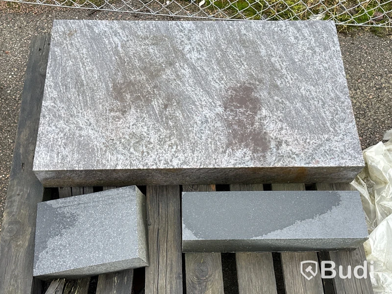 Stort parti marksten, skiffer, gatsten, gravstensmaterial etc.