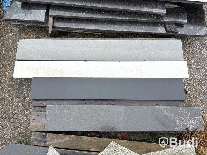 Stort parti marksten, skiffer, gatsten, gravstensmaterial etc.