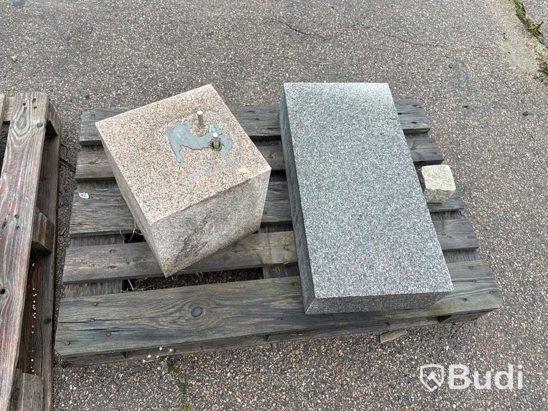 Stort parti marksten, skiffer, gatsten, gravstensmaterial etc.