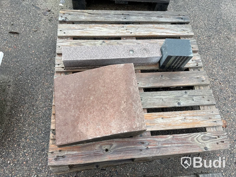 Stort parti marksten, skiffer, gatsten, gravstensmaterial etc.