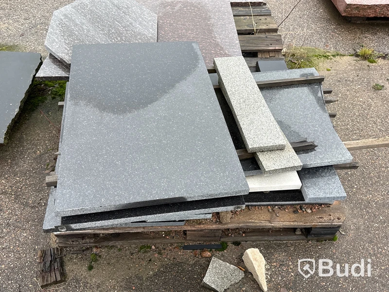 Stort parti marksten, skiffer, gatsten, gravstensmaterial etc.